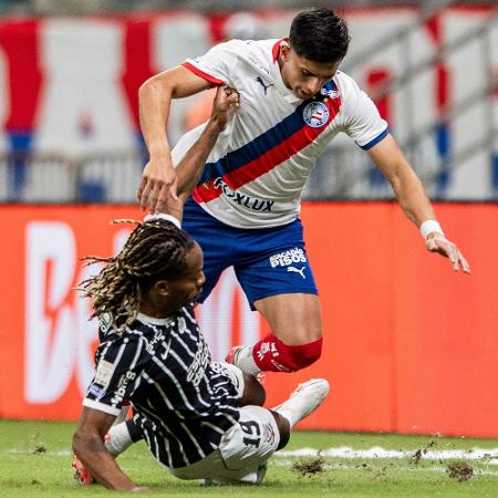 Carrillo dá carrinho em Sanabria durante jogo entre Bahia e Corinthians pelo Brasileirão