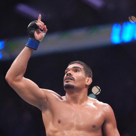 Ufc Flash UFC 330: Lucas Fernando nocauteia Bipolar em duelo de brasileiros