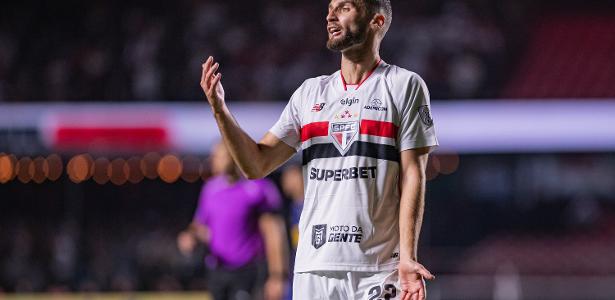 Domingos Duarte do São Paulo sofre lesão grave e está fora até 2027