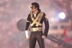 Michael Jackson se apresenta no intervalo do Super Bowl XXVII em 1993 - Mike Powell /Allsport/Getty Images