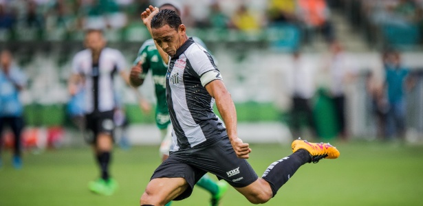 Ricardo Oliveira tenta chute para o Santos no jogo contra o Palmeiras, pelo Paulistão  - Eduardo Anizelli/Folhapress, ESPORTE
