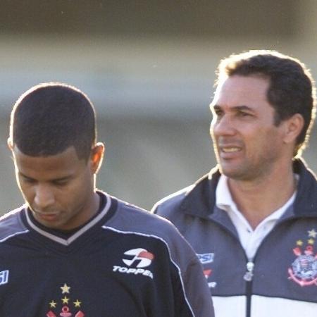 Marcelinho Carioca e Vanderlei Luxemburgo em treino do Corinthians em 2001 - Fernando Santos/Folhapress