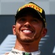Lewis Hamilton posa sorridente com a taça do GP da Hungria - Dan Istitene/Getty Images
