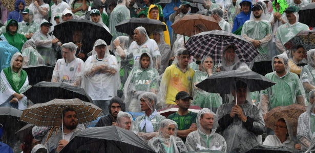 Torcedores lotam Arena Condá debaixo de chuva para acompanhar velório coletivo - AFP PHOTO / Nelson Almeida
