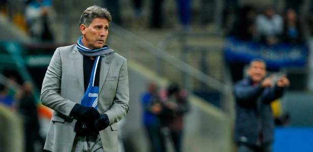 Renato Gaúcho acompanha partida da beira do gramado na Arena Grêmio - LUCAS UEBEL/GREMIO FBPA - LUCAS UEBEL/GREMIO FBPA