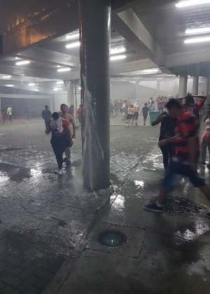 Maracanã com invasão da torcida do Flamengo - Vinicius Castro/UOL - Vinicius Castro/UOL