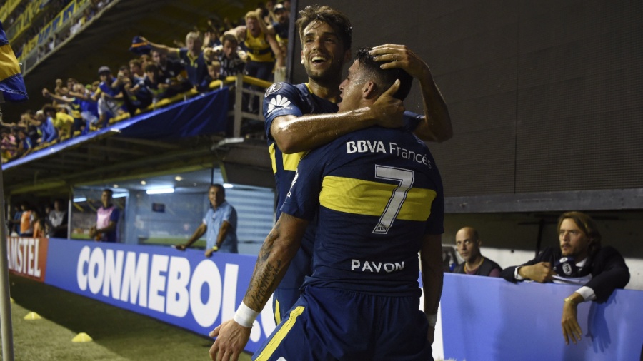 Pavon comemora com Mas o gol do Boca diante do Junior Barranquilla - AFP PHOTO / EITAN ABRAMOVICH