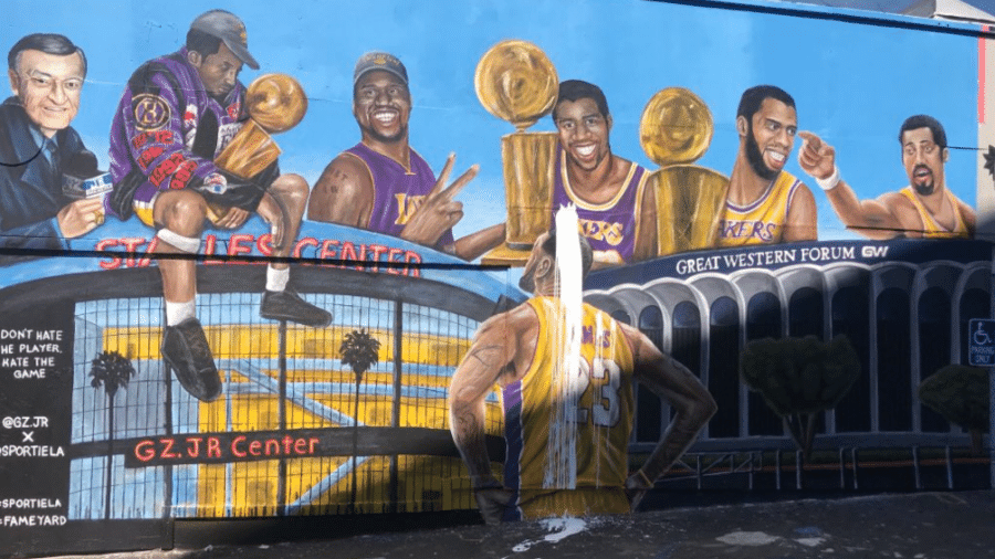 Mural de grafite com LeBron olhando lendas dos Lakers é vandalizado em Los Angeles - Reprodução/Twitter
