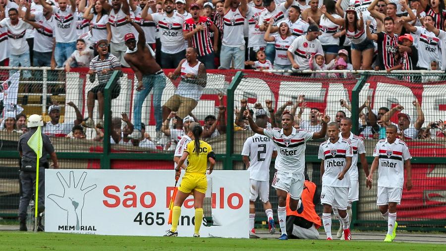 Jogadores do São Paulo comemoram gol na final da Copinha - Ale Cabral/AGIF