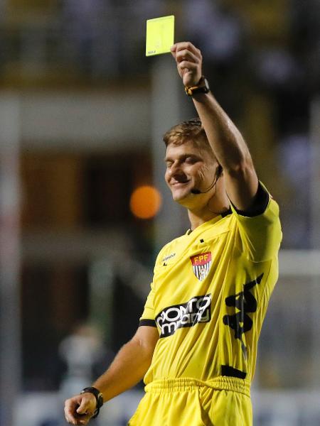 Árbitro Thiago Duarte Peixoto durante Santos x Oeste - Daniel Vorley/AGIF