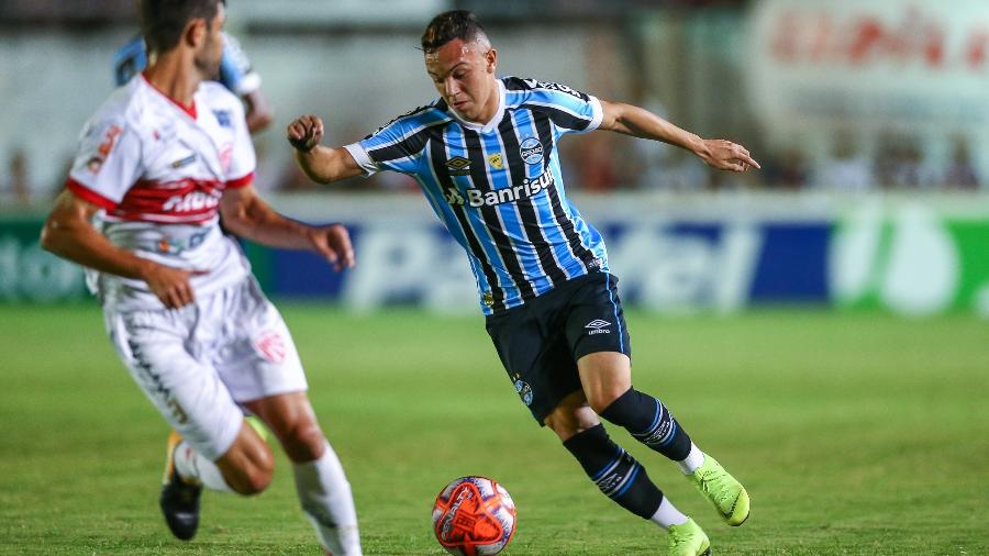 Pepê tenta jogada em semifinal do Gauchão pelo Grêmio contra o São Luiz - Lucas Uebel/Grêmio