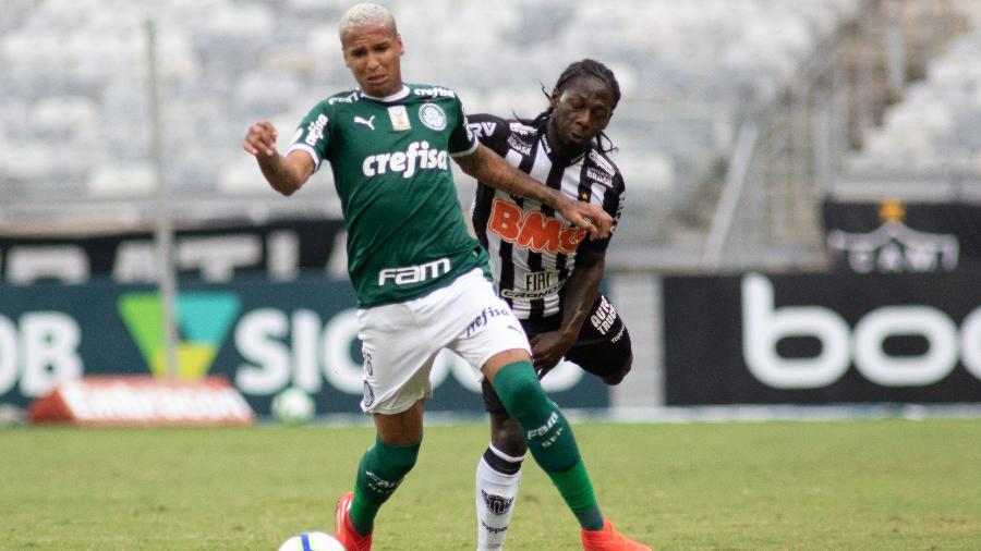 Chará e Deyverson disputam bola na partida Atlético-MG x Palmeiras válida pelo primeiro turno do Brasileiro - Marcelo Alvarenga/AGIF