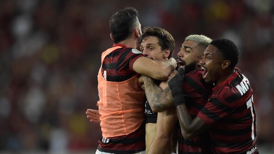 Rodrigo Caio comemora gol do Flamengo contra o Athletico - Thiago Ribeiro/AGIF