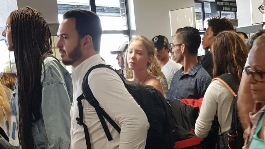 Najila em fila de embarque no aeroporto de Ilhéus (BA) - Reprodução Twitter