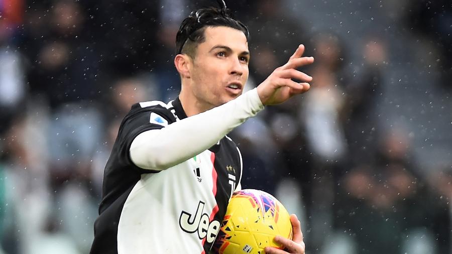 Cristiano Ronaldo comemora após marcar gol de empate da Juventus contra o Sassuolo - Massimo Pinca/Reuters