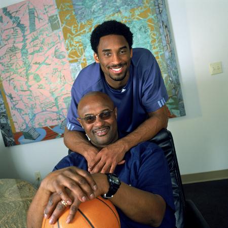 Kobe Bryant posa com o pai e ex-jogador, Joe Bryant, em 2000