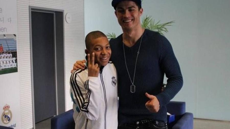 Mbappé, aos 13 anos, abraça Cristiano Ronaldo durante visita ao Real Madrid - Reprodução
