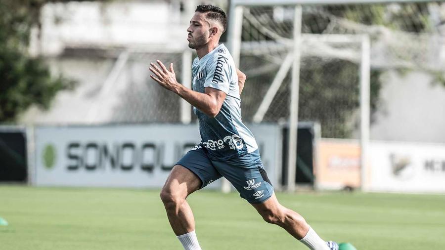 Jean Mota corre durante treino físico no CT do Santos - Ivan Storti/Santos FC