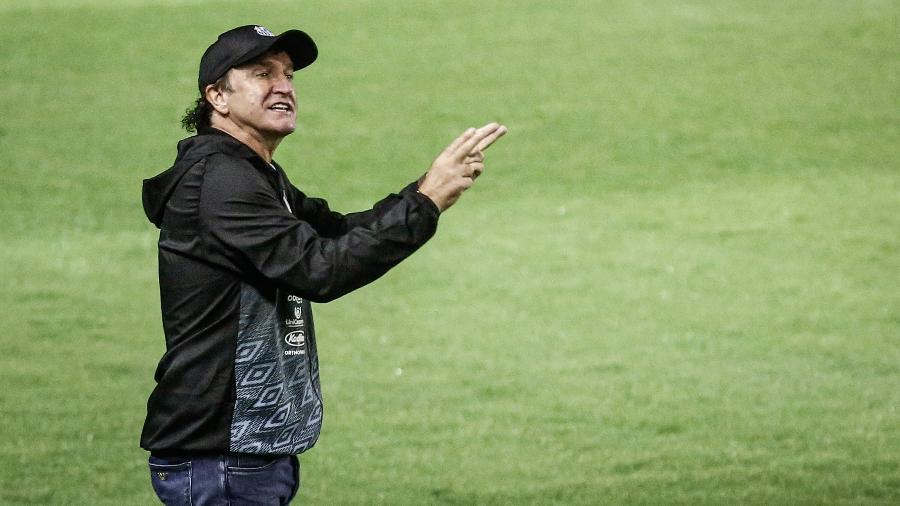 Cuca orienta o Santos durante partida contra o Sport na Ilha do Retiro - Paulo Paiva/AGIF
