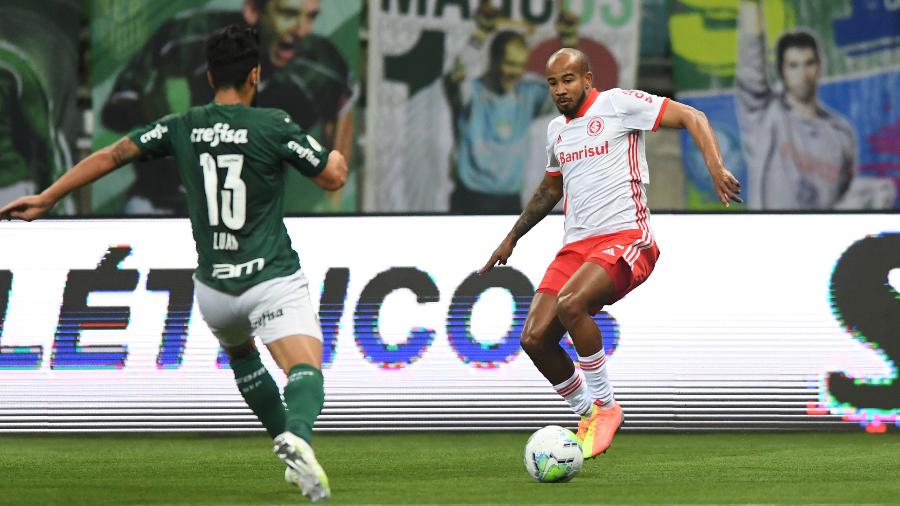 Luan e Patrick disputam bola em empate entre Palmeiras x Inter - Ricardo Duarte/Internacional