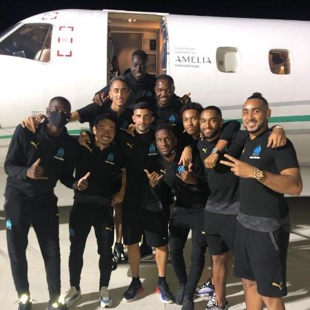 Álvaro Gonzáles postou uma foto ao lado de companheiros após ser acusado de racismo por Neymar - Reprodução/Twitter