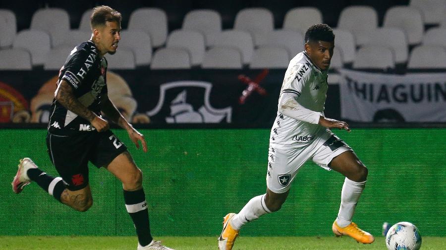Rhuan, do Botafogo, sofre marcação de Marcos Junior, do Vasco - Vitor Silva/Botafogo