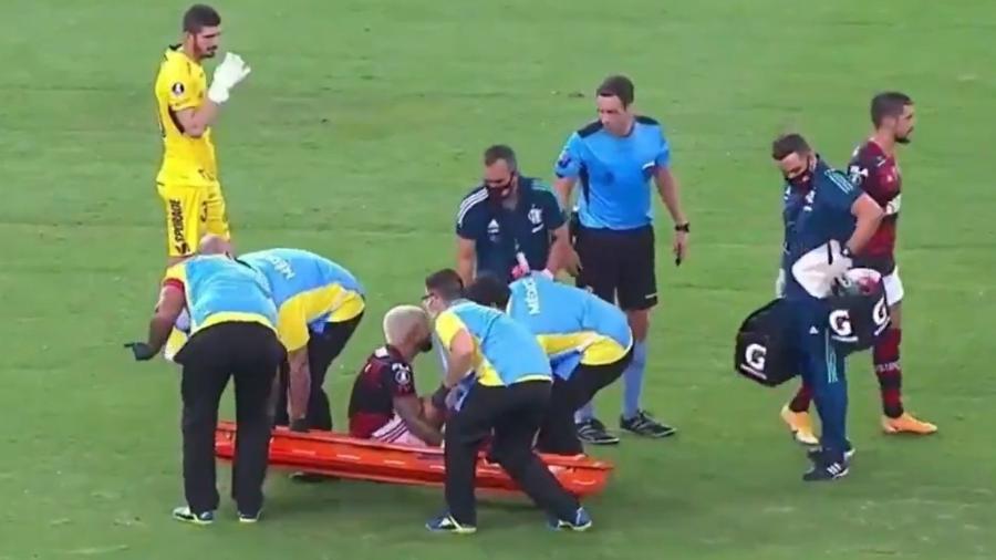 Gabigol deixa o jogo de maca após sentir uma lesão no tornozelo e reclamar bastante da situação do gramado - Reprodução/SBT