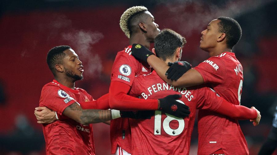 Jogadores do Manchester United comemoram gol contra o Aston Villa - CARL RECINE / POOL / AFP