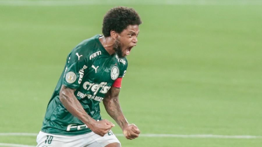 Luiz Adriano celebra gol pelo Palmeiras contra o Corinthians - Marcello Zambrana/AGIF