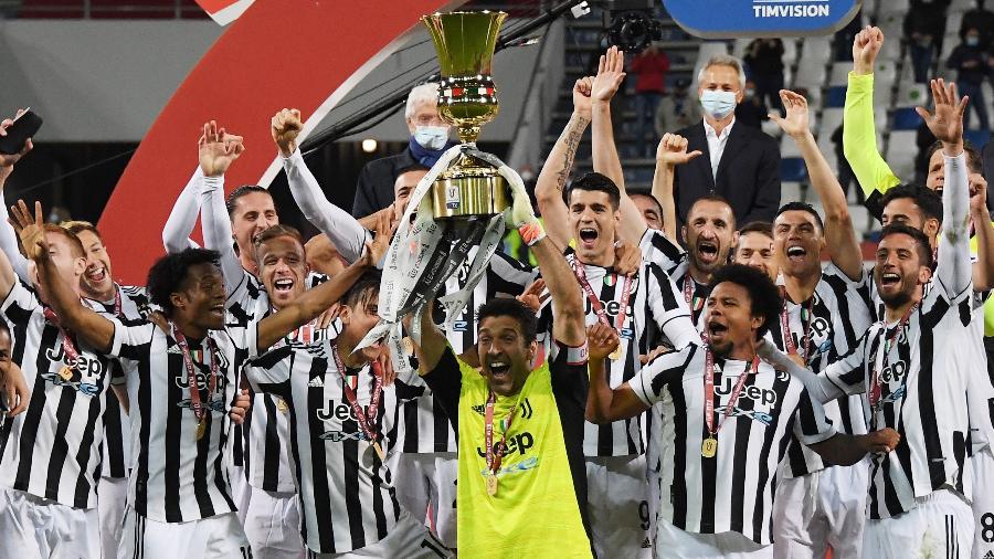 Capitão da Juventus, Buffon levanta o taça da Copa da Itália - ALBERTO LINGRIA/REUTERS