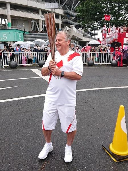 Zico carrega a tocha olímpica no Japão - Reprodução/Instagram