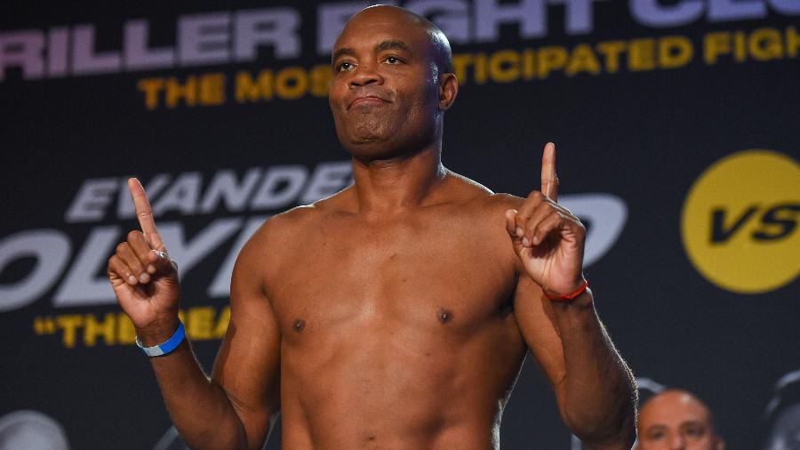 Anderson Silva posa durante a pesagem antes de luta contra Tito Ortiz - Eric Espada/Getty Images/AFP