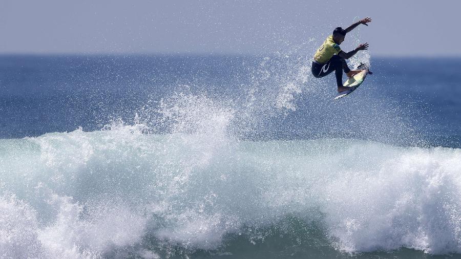 Gabriel Medina voa em um aéreo nas finais da WSL em 2021 - Sean M. Haffey/Getty Images/AFP