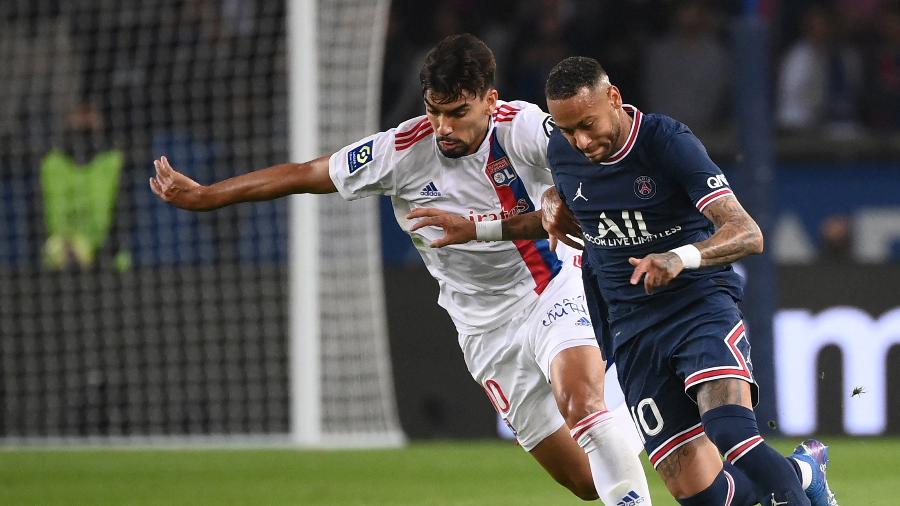 Lucas Paquetá e Neymar disputam bola durante PSG x Lyon - FRANCK FIFE / AFP