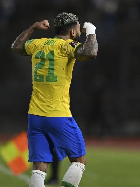 Gabigol comemora com Tite gol do Brasil contra a Venezuela pelas Eliminatórias; ausência do ídolo do Flamengo, artilheiro das decisões e ótimo cobrador de pênaltis, é um erro crasso de Tite - Lucas Figueiredo/CBF