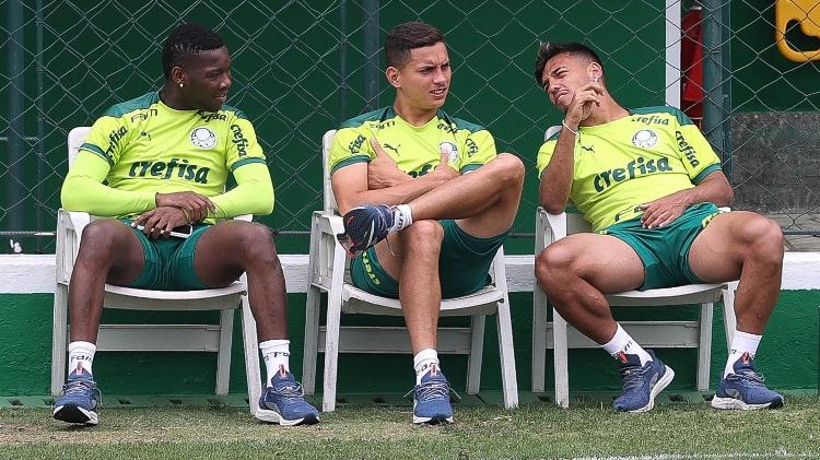 Patrick de Paula, Renan e Gabriel Menino, do Palmeiras, durante treino em 2021