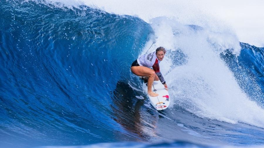 Bethany Hamilton, que perdeu um braço em ataque de tubarão, compete em Pipeline  - WSL