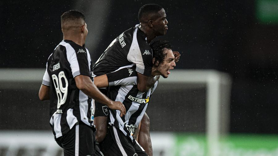 Matheus Nascimento, do Botafogo, celebra gol sobre o Nova Iguaçu, em jogo pelo Carioca - Jorge Rodrigues/AGIF