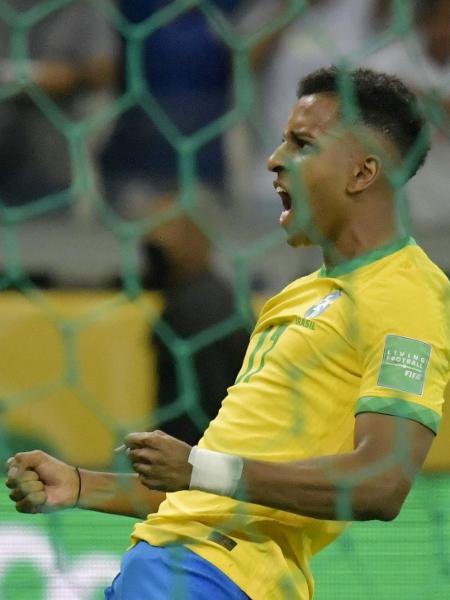 Rodrygo comemora gol da seleção brasileira contra o Paraguai em fevereiro de 2022 - Washington Alves/Reuters