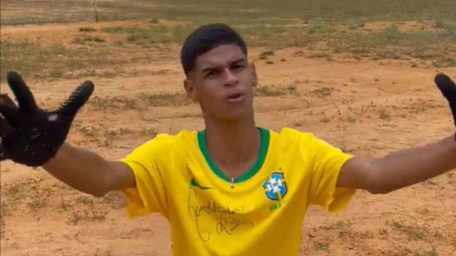 Iran Ferreira, o Luva de Pedreiro, foi convidado pela CBF para assistir Brasil x Chile no Maracanã - Reprodução / Instagram