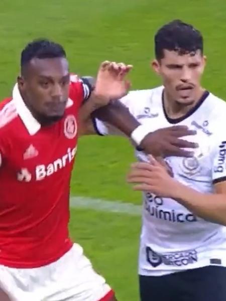 Imagens captaram momento em que Rafael Ramos teria chamado Edenílson de "macaco" em Inter x Corinthians - Reprodução/Premiere