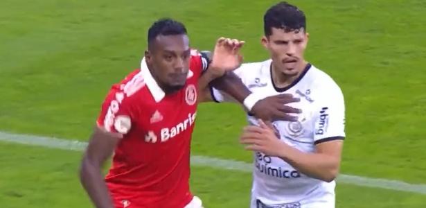 Análise: mesmo em jogo bom, futebol de Inter e Corinthians fica de lado em  novo caso de suposto racismo - Gazeta Esportiva