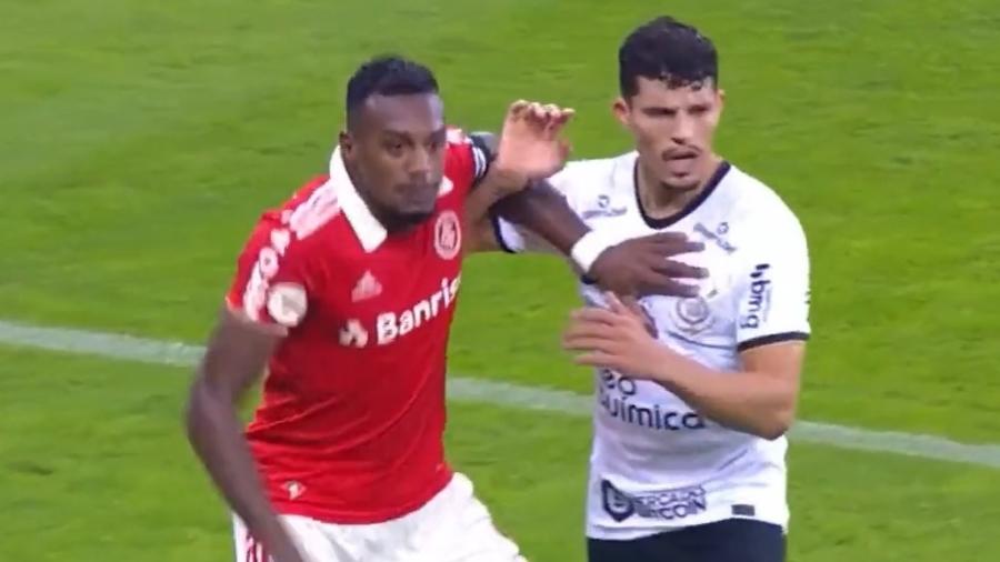 Imagens captaram momento em que Rafael Ramos teria chamado Edenílson de "macaco" em Inter x Corinthians - Reprodução/Premiere