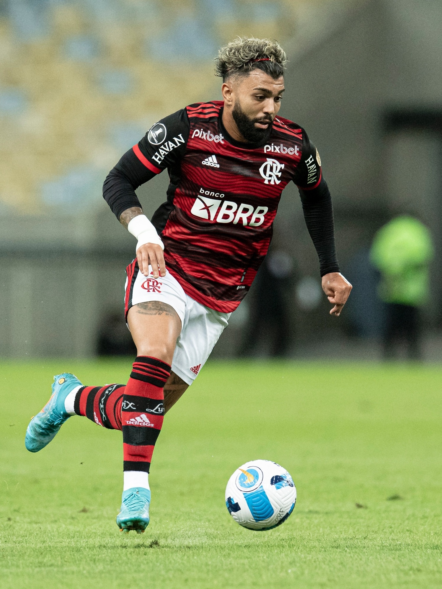 Lateral de atuação 'mágica' pelo Flamengo na Libertadores saiu de graça de  SC