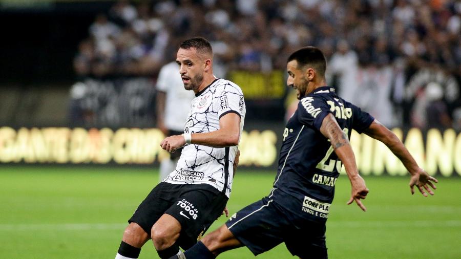 Renato Augusto e Camacho em disputa de bola na Neo Química Arena  - Rodrigo Coca/ Ag. Corinthians 