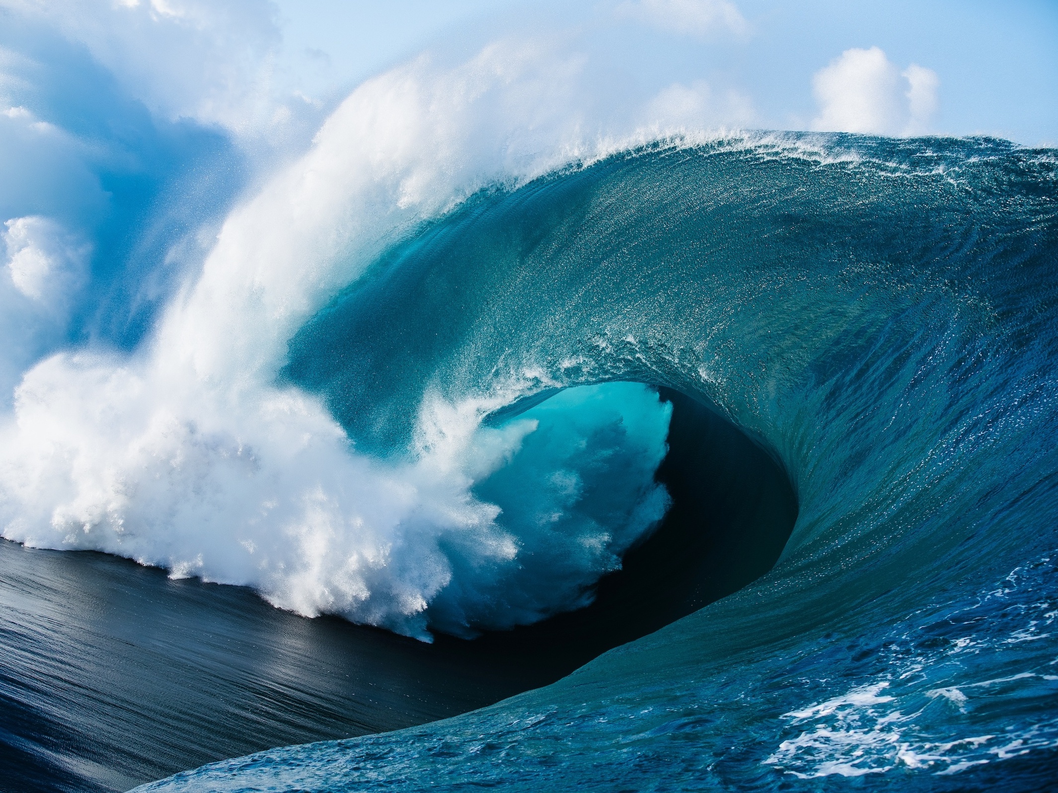 Com ventos fortes e mar agitado na Baía de Todos-os-Santos, ondas