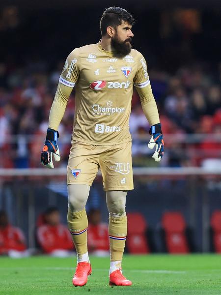 Fernando Miguel, goleiro do Fortaleza, em jogo contra o São Paulo - Marcello Zambrana/AGIF