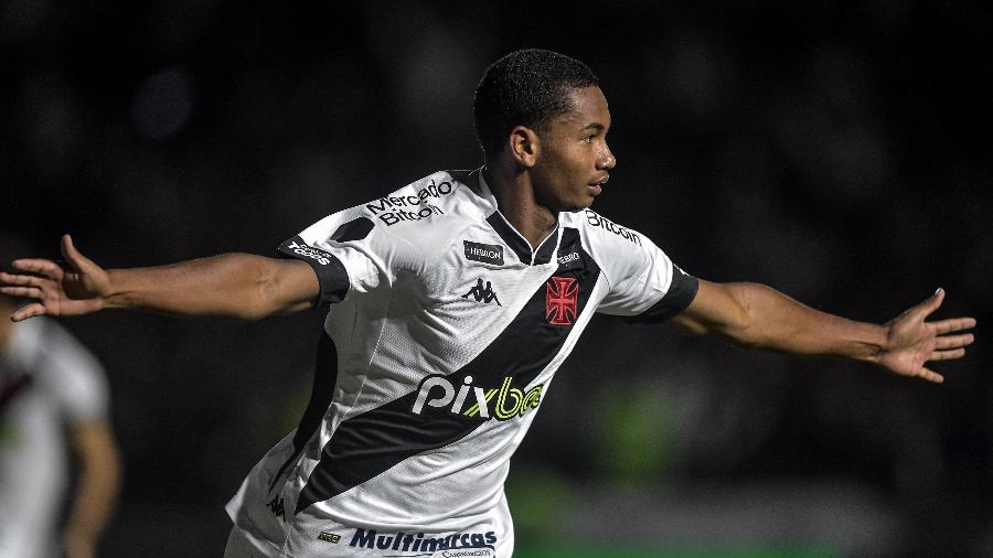 Eguinaldo comemora o segundo gol do Vasco na vitória sobre o Guarani, na Série B - Thiago Ribeiro/AGIF