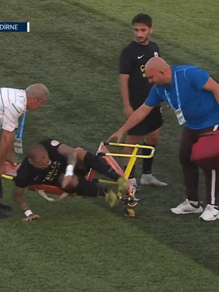 Jogador turco é derrubado de cadeira-maca em jogo da Copa da Turquia - Reprodução: Twitter