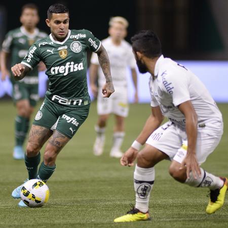 Dudu em ação com a camisa do Palmeiras no duelo contra o Santos, válido pelo Campeonato Brasileiro - Alan Morici/AGIF